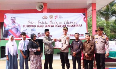 Polri Peduli Budaya Literasi, Kapolres Rohil Serahkan 664 Buku ke SMA N 3 Sintong