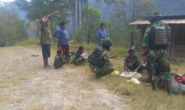 Satgas Mobile Raider 300 Siliwangi Laksanakan Patroli Pengobatan di Papua
