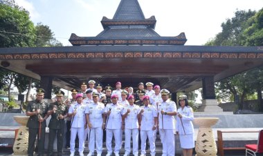 Mengenang Perjuangan Jasa Pahlawan Bangsa, Gubernur AAL Ziarah Rombongan Ke Makam Presiden RI Ir. Sukarno dan KH. Abdurrahman Wahid