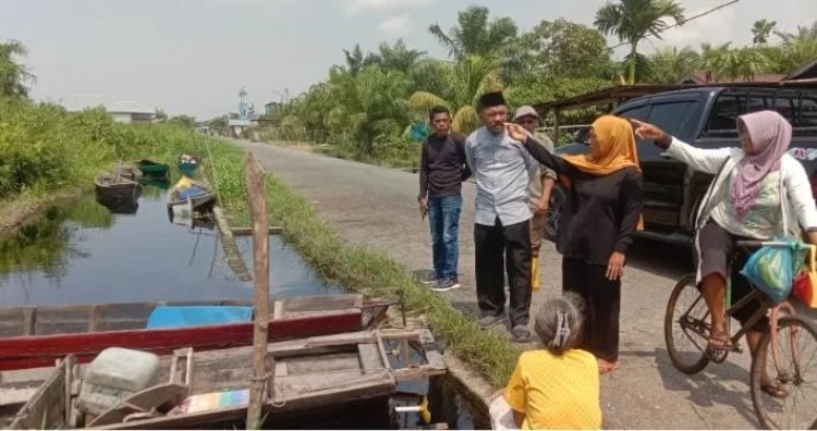 Satgas DLH Rohil Keruk Sejumlah Parit Untuk Atasi Banjir