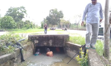 Meskipun di Landa Hujan Terus Menerus Tetapi Tidak Menyurutkan Semangat DLH Rohil Mengatasi Banjir