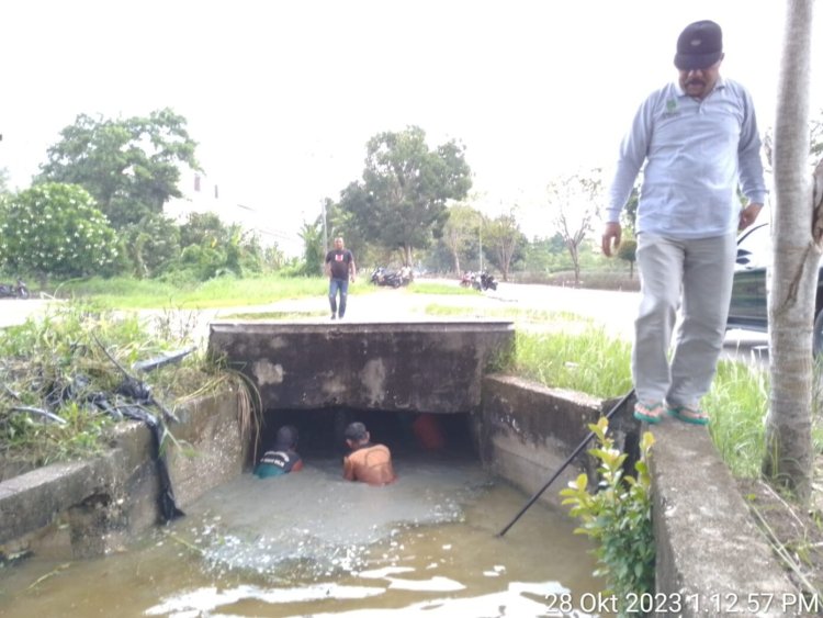 Meskipun di Landa Hujan Terus Menerus Tetapi Tidak Menyurutkan Semangat DLH Rohil Mengatasi Banjir
