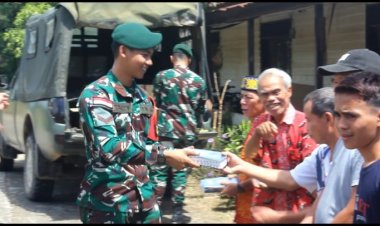 Bagikan Bantuan Alkitab Dari Pangkostrad, Satgas Yonarmed 10, Rayakan Natal di Perbatasan