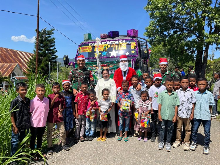 Berikan Suasana Berbeda, Satgas Yonkav 6/Naga Karimata Sulap Truck Dinas Menjadi Kereta Santa Claus