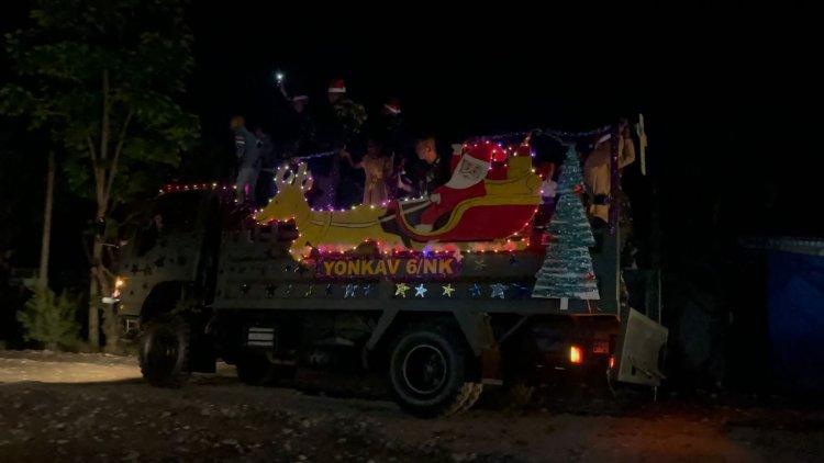 Berikan Suasana Berbeda, Satgas Yonkav 6/Naga Karimata Sulap Truck Dinas Menjadi Kereta Santa Claus