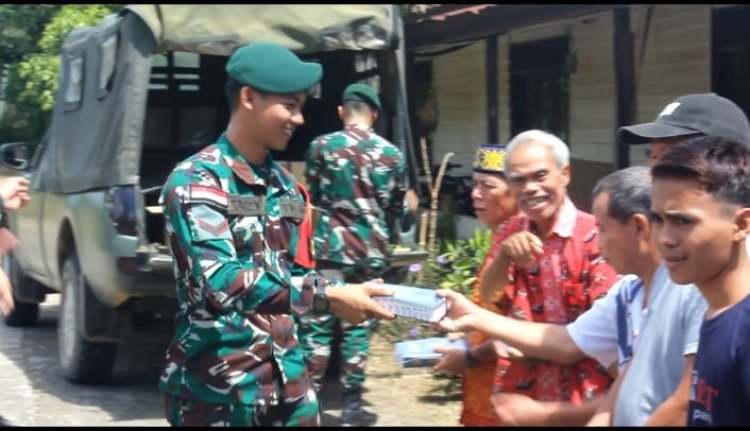 Bagikan Bantuan Alkitab Dari Pangkostrad, Satgas Yonarmed 10, Rayakan Natal di Perbatasan