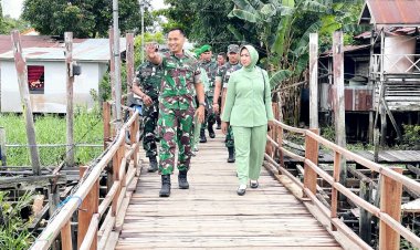 Susuri Sungai Barito, Dandim 1012/Btk Bantu Anak Stunting Dan Silaturahmi Bersama Anggota Koramil Jajaran