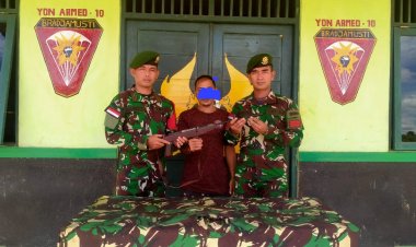 Pabintal Bersama Prajurit Satgas Yonarmed 10/Bradjamusti Terima 1 Pucuk Senjata Api Rakitan Dari Warga Binaan