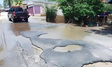 Salah Satu Akses Jalan Yang Rusak, Terdapat di Sekeladi Kecamatan Tanah Putih. 