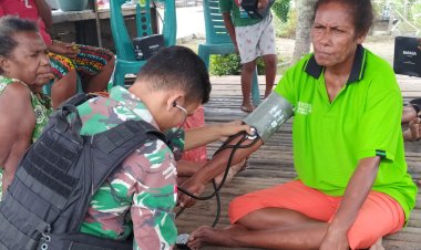 Satgas Yonif 122/TS Menunjukkan Kepedulian dengan Secara Rutin Memeriksa Kesehatan Masyarakat di Kampung Binaan