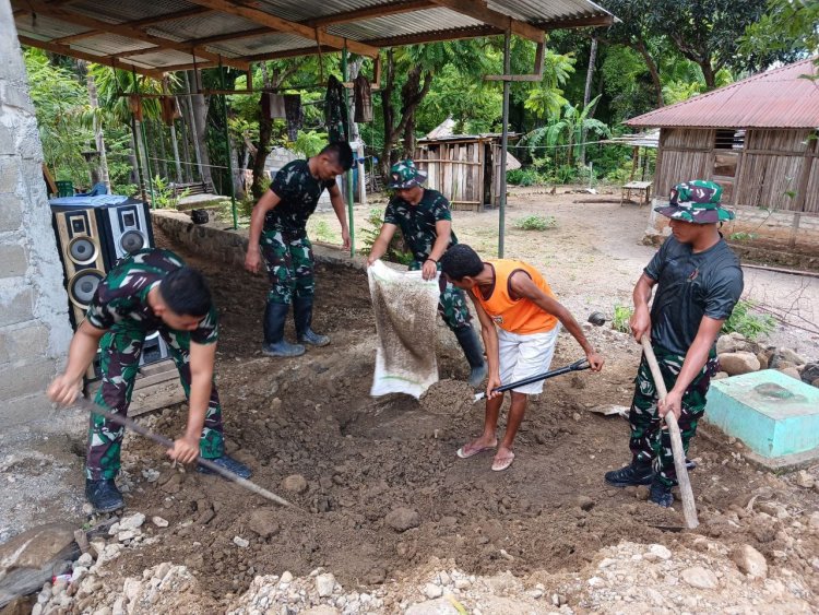 Perbantukan Renovasi Rumah, Pos Manamas Satgas Yonkav 6/Naga Karimata Perbantukan Personel Dalam Mempercepat Pembangunan