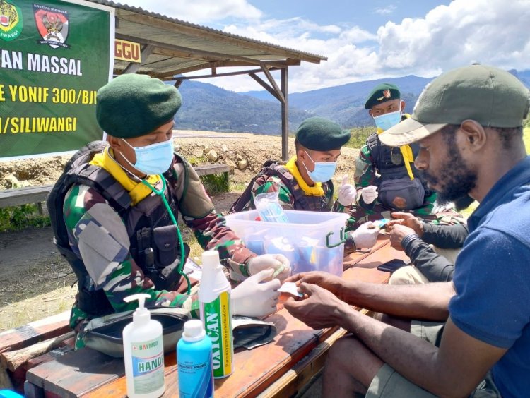 PENGOBATAN MASSAL SATGAS TNI 300 SILIWANGI DI SINAK PAPUA