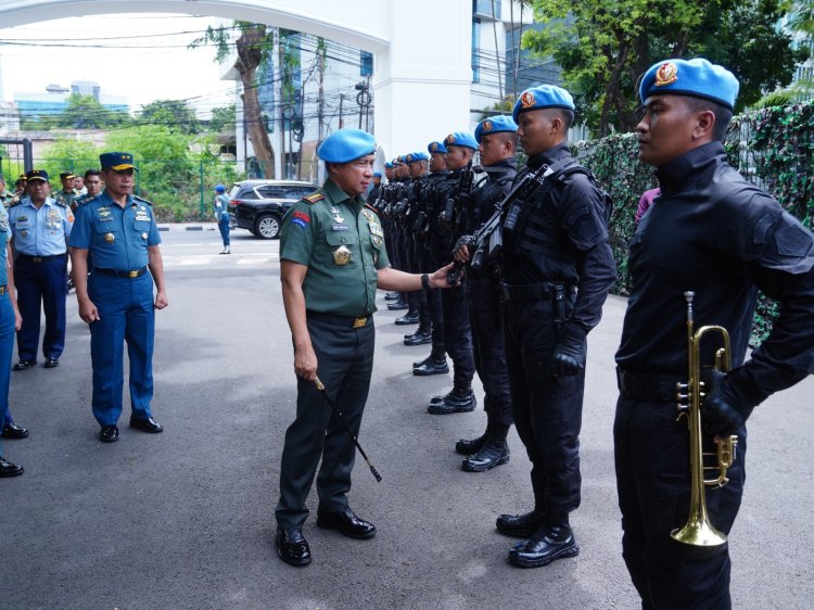 Panglima TNI Memeriksa Kesiapan Pasukan Pengamanan Presiden (Paspampres).