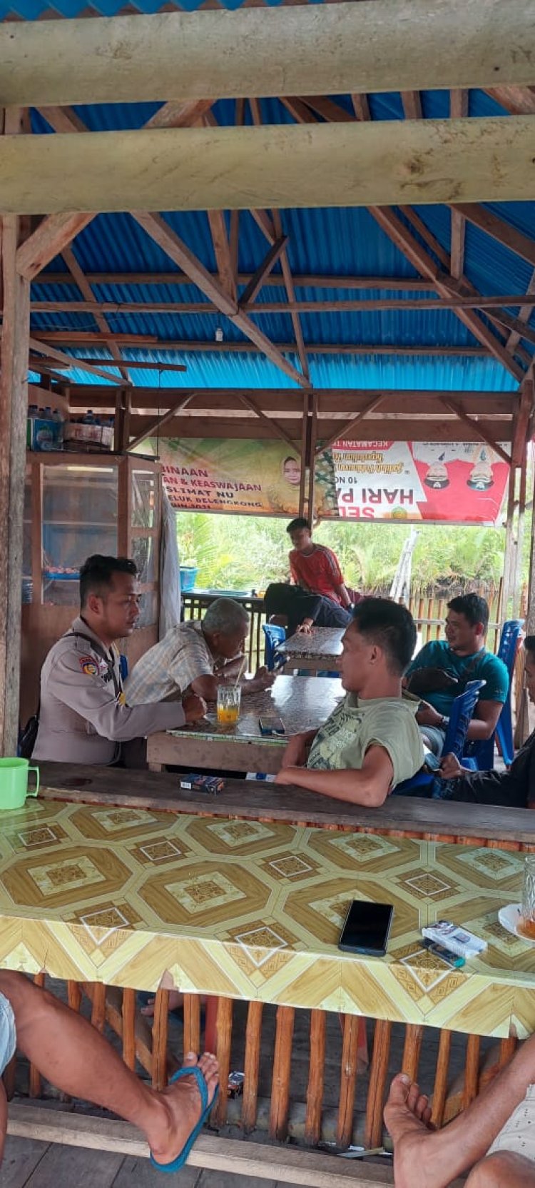 Bripka Aprizon, Bhabin Kamtibmas Desa Gembaran, Kecamatan Teluk Belengkong, Memberikan Sosialisasi untuk Pemilu Damai 2024