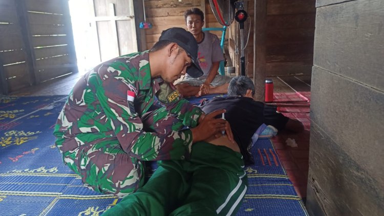 "Pos Koki Sajingan Satgas Pamtas RI-MLY Yonarmed 16/TK Memberikan Pelayanan Kesehatan kepada Masyarakat."