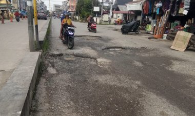 "Miris, Jalan Sudirman Depan Mesjid Agung Al-Huda Tembilahan Bermasalah dengan Lubang-lubang"