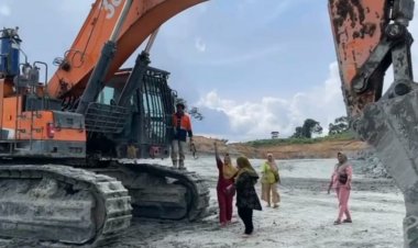 "Emak-emak Baru Ampar Menghadang Ekskavator PT BPP, Pj Bupati Inhil dan Inspektur Tambang Segera Turun"