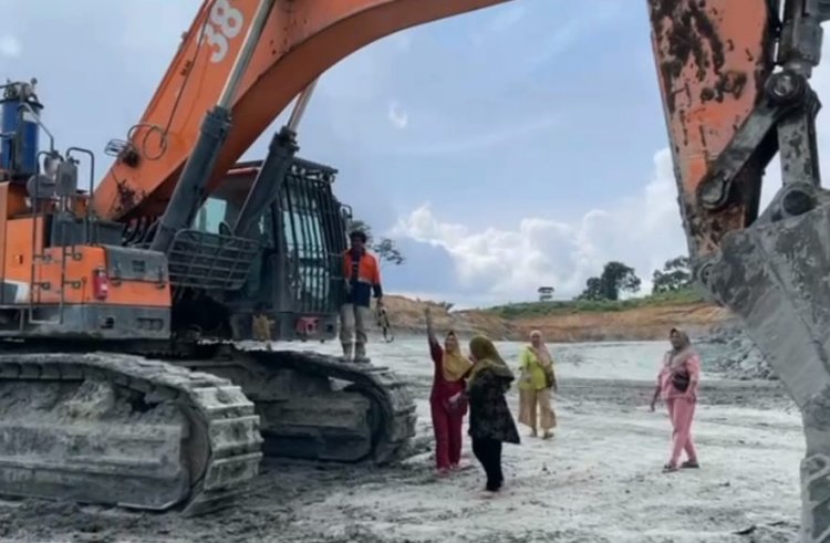 "Emak-emak Baru Ampar Menghadang Ekskavator PT BPP, Pj Bupati Inhil dan Inspektur Tambang Segera Turun"