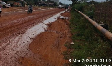 Situasi Darurat! Tumpahan Tanah untuk Tapak Sumur Minyak PT PHR Menyebabkan Jalinsum di Rohil Berlumpur dan Licin, Warga Menggelar Unjuk Rasa karena Terdampak