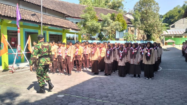 Babinsa Andong Tanamkan Rasa Cinta Tanah Air Sejak Dini Melalui Latihan Pramuka