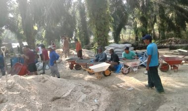 Pengerjaan Pondasi Mushola Assalam di Desa Peladangan Serangge 3, Peranap, Indragiri, Dipimpin Langsung oleh Kades Prasetyo