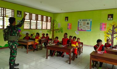 Satgas Yonif 642/Kps Bantu Pendidikan dan Bagikan Alat Tulis di SDN Yabore, Teluk Wondama