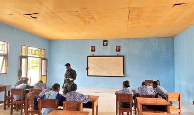 Satgas Yonif 642/Kps Ajarkan Informatika di SMPN SATAP HORNA, Teluk Bintuni