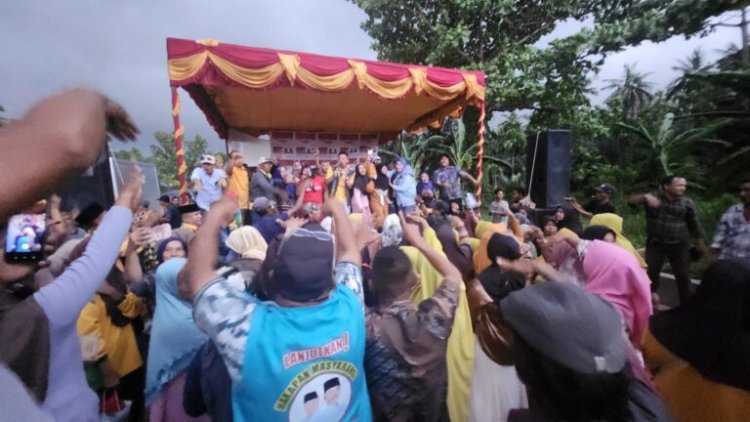 Ribuan Massa Tumpah Ruah di Parit Aman untuk Tatap Muka dengan ASSET, "Tak Butuh Perubahan" Gema Yel-Yel
