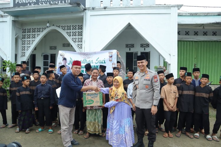 Kapolres Inhu dan Wartawan Berbagi Sembako ke Pondok Yatim As-Syamsiah