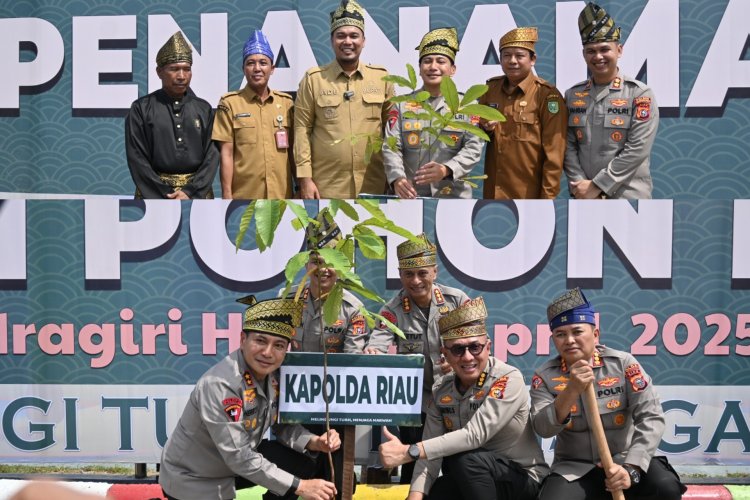 Kapolda Riau Ajak Warga Inhu Lestarikan Lingkungan Lewat Simbol Tanam Pohon