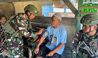 TNI Pos Tomage Layani Kesehatan Warga Papua Barat