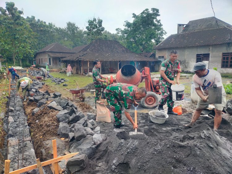 Gotong Royong Babinsa Sragen Perkuat Ikatan TNI dan Masyarakat
