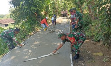 Babinsa Bantu Cor Jalan Desa di Poleng Sragen