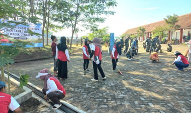 TNI Boyolali dan Warga Bersihkan Plaza Waduk Cengklik