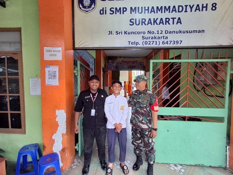 Sinergi Babinsa dan Security SMP Muhammadiyah 8 Surakarta