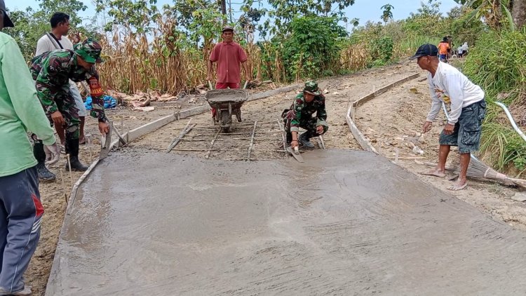 Gotong Royong TNI dan Warga Bangun Jalan Desa
