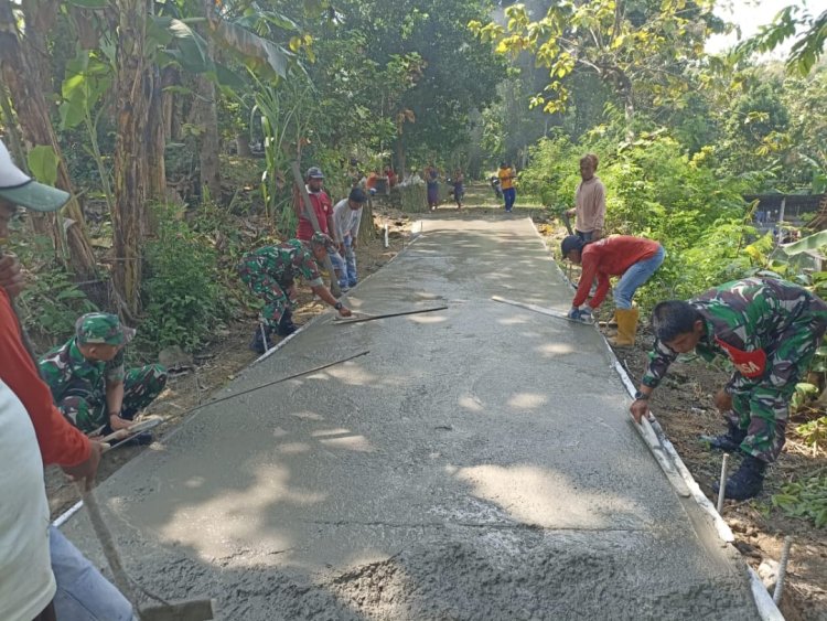 Babinsa Bantu Cor Jalan Desa di Poleng Sragen