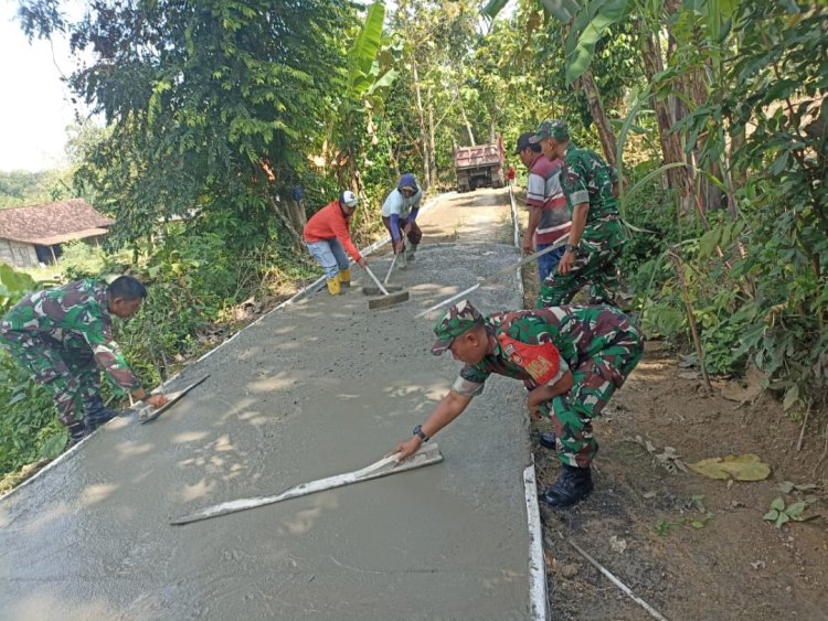 Babinsa Bantu Cor Jalan Desa di Poleng Sragen