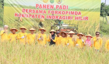 Wabup Inhil Hadiri Lomba Puisi dan Panen Raya di Tempuling