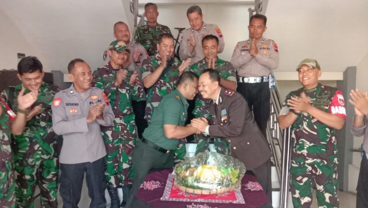 Koramil Serengan Beri Tumpeng HUT Bhayangkara ke-79 ke Polsek