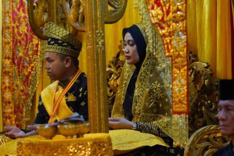 Gubernur Abdul Wahid Dianugerahi Gelar Adat Datuk Seri Setia Amanah