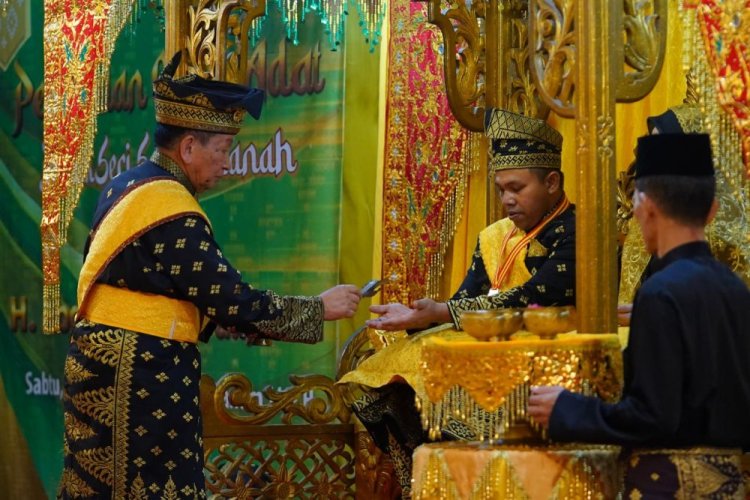 Gubri Abdul Wahid Sandang Gelar Datuk Seri Setia Amanah dari LAM Riau