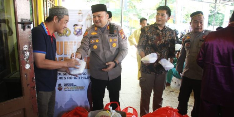 Polsek Bangko Berbagi 100 Paket Nasi Jumat Berkah di Masjid Al Mu’min