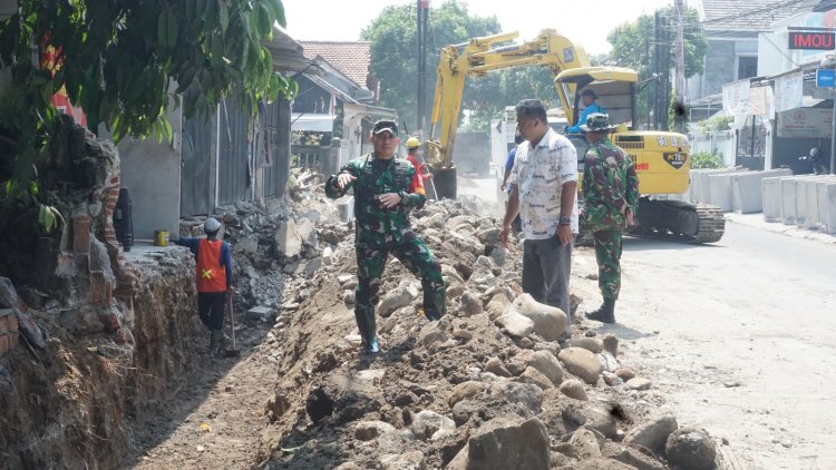 TMMD Kodim Surakarta Kerahkan Alat Berat Percepat Pembangunan Saluran Air