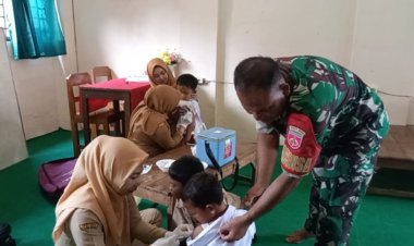 Babinsa Dampingi Imunisasi BIAS di Sragen, Ciptakan Suasana Aman bagi Siswa
