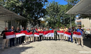 Satgas Pamtas Latih PBB & Bagikan Bendera di Pos Wini