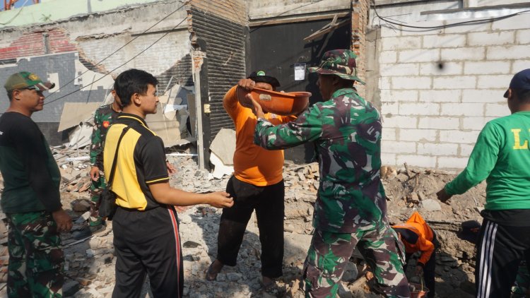 TNI-POLRI dan Warga Gotong Royong Perbaiki Saluran Air di TMMD Kodim 0735/Surakarta