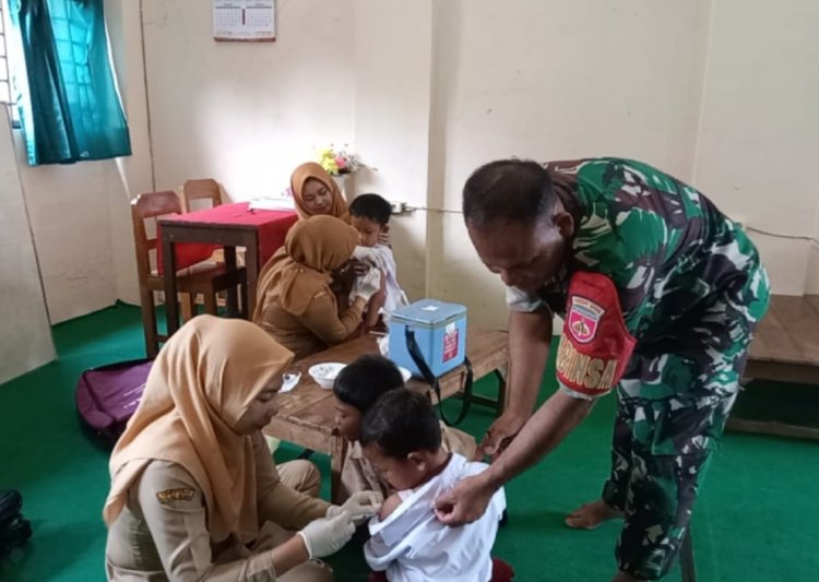 Babinsa Dampingi Imunisasi BIAS di Sragen, Ciptakan Suasana Aman bagi Siswa