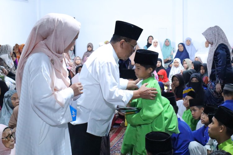Malam Ke-7 Wafatnya Hj. Basyariah, Bupati Rohil Gelar Doa Bersama dan Santuni Anak Yatim