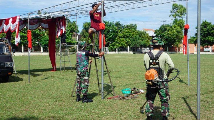 Satgas dan Warga Bersihkan Lapangan Jelang Penutupan TMMD Reguler 125 Kodim 0735/Surakarta
